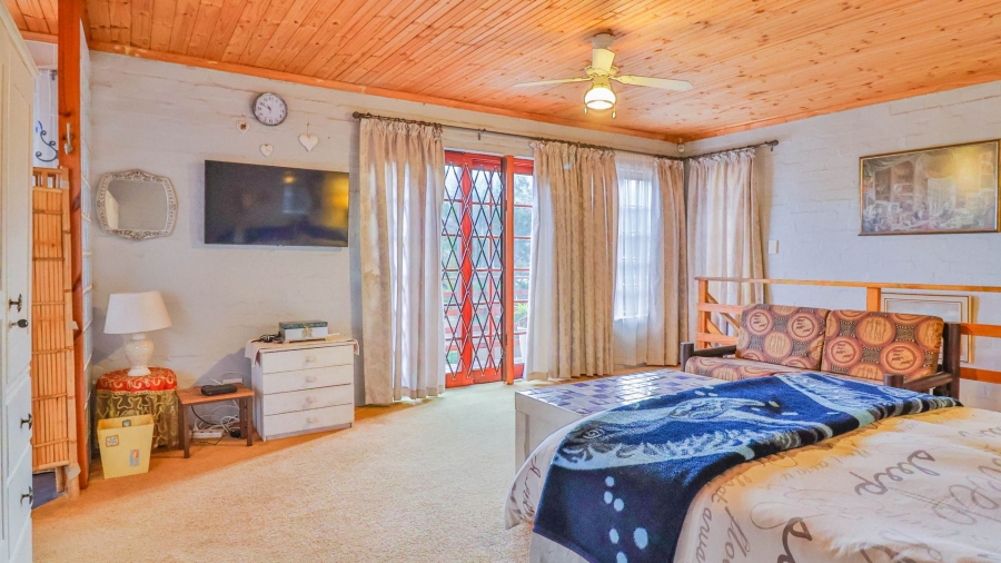 5 Bedroom Property for Sale in Sandbaai Western Cape